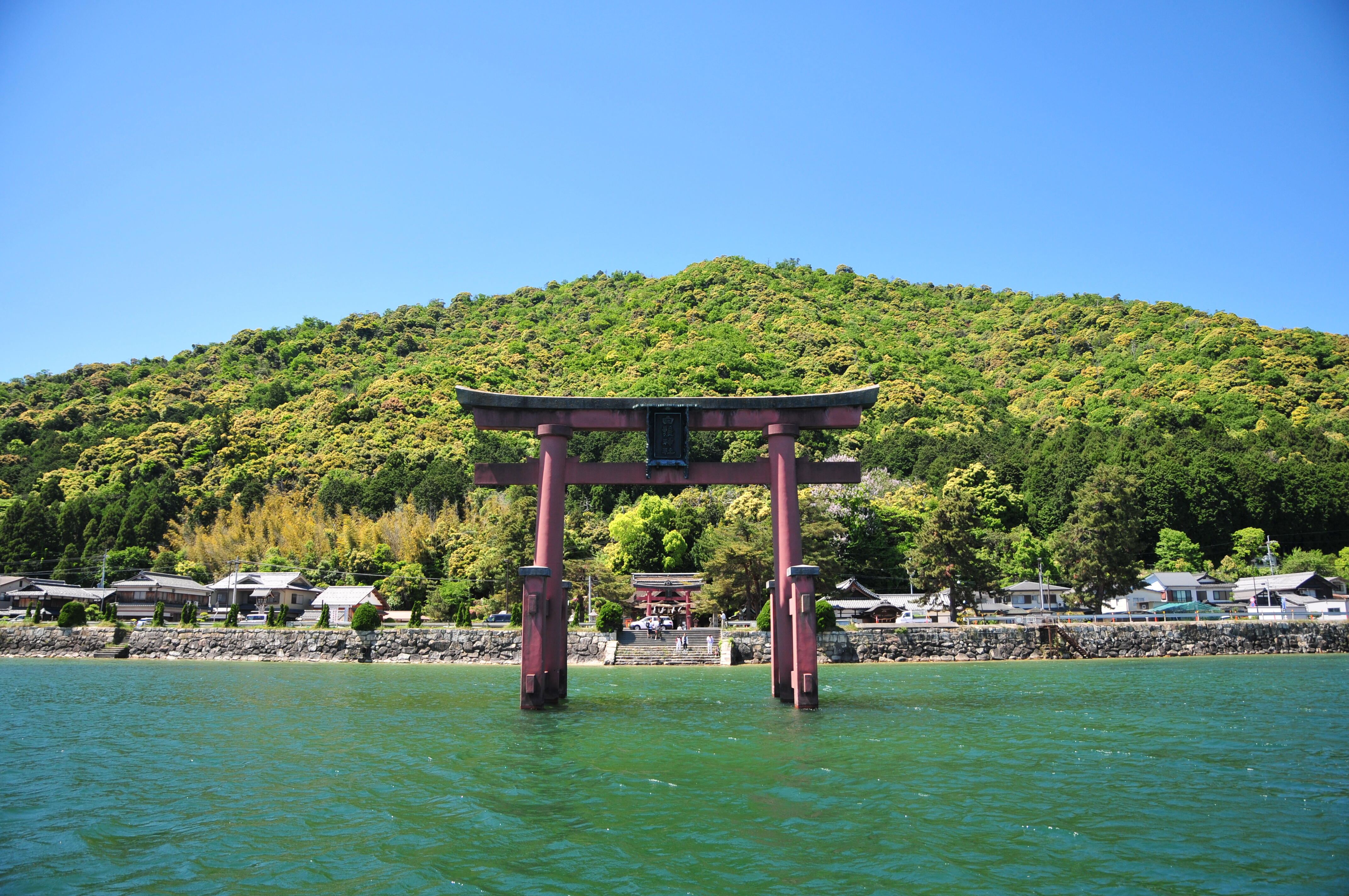 高島の景色を満喫　展望台から眺める白鬚神社　湖中大鳥居
